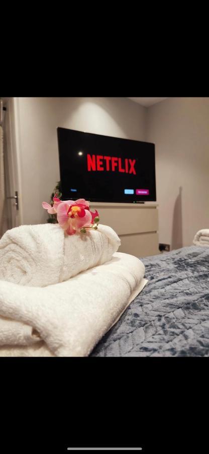 Studio Apartment The Den Colnbrook Luaran gambar